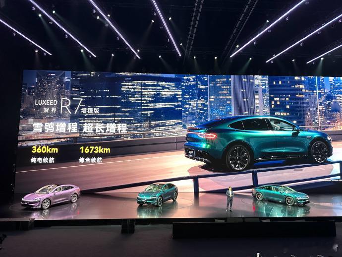 25万级SUV闭眼入智界R7 虽然我个人觉得，增程车型一味增加电池从技术上来说并