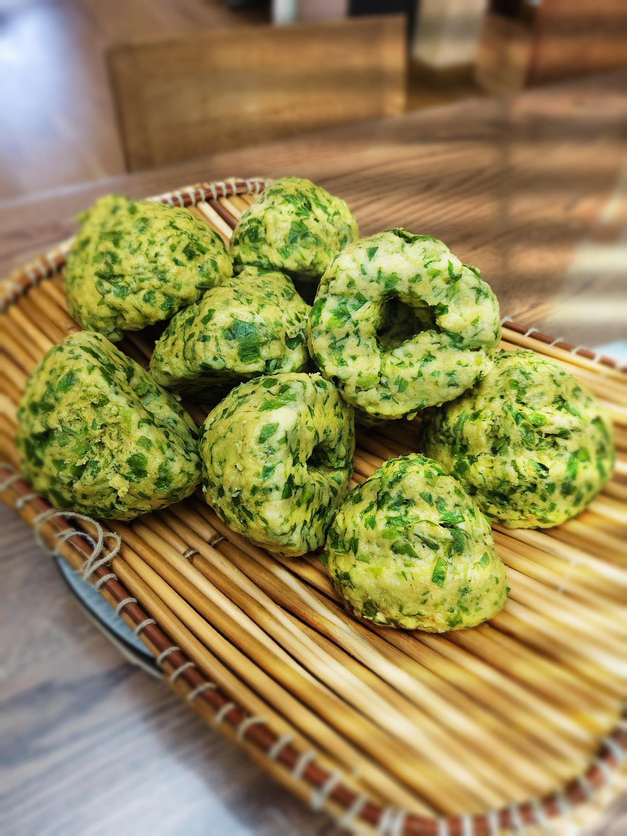 怎样蒸“菜窝窝”才好吃呢？无论蒸什么样的菜窝窝，面粉与粗粮的比例很重要。这次我蒸