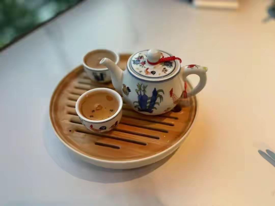 《平安过夏望秋景》
暑热难消吹空调，
冰镇饮料瓜果吃，
常人纳凉图方便，
然却不