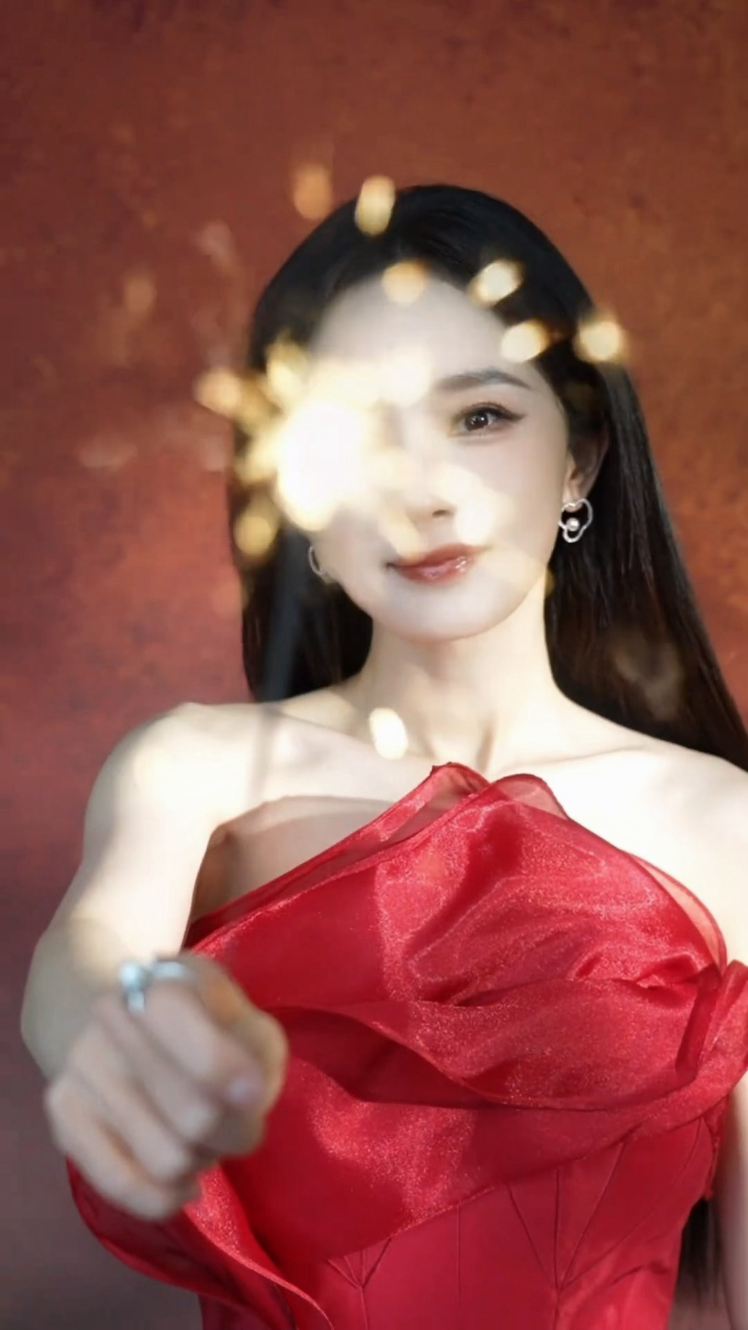 杨幂杨幂贺岁图 呼啦啦，仙女棒🪄一直爱烟花的女孩今天除夕也要放烟花呀！