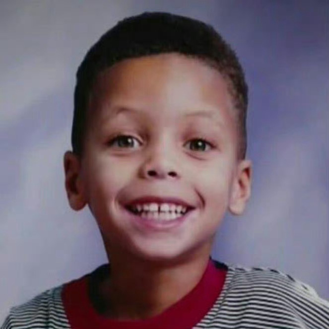 今天这小孩过生日，一起祝他生日快乐吧！库里38岁生日快乐