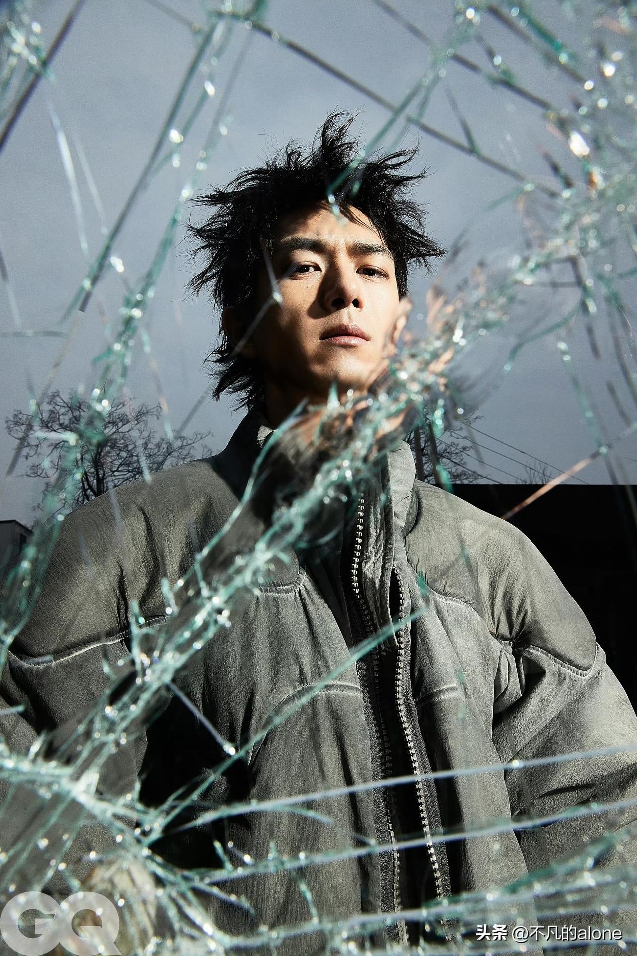 3月13日，李现登上时尚杂志GQ3月刊封面。因为这套图片太多，我只能挑18张出来