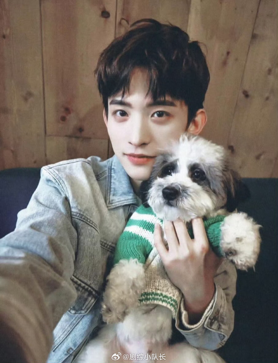 常华森自曝被狗尿了一身 小狗：这个人我喜欢，标记一下。常华森：谢谢，但下次能不能