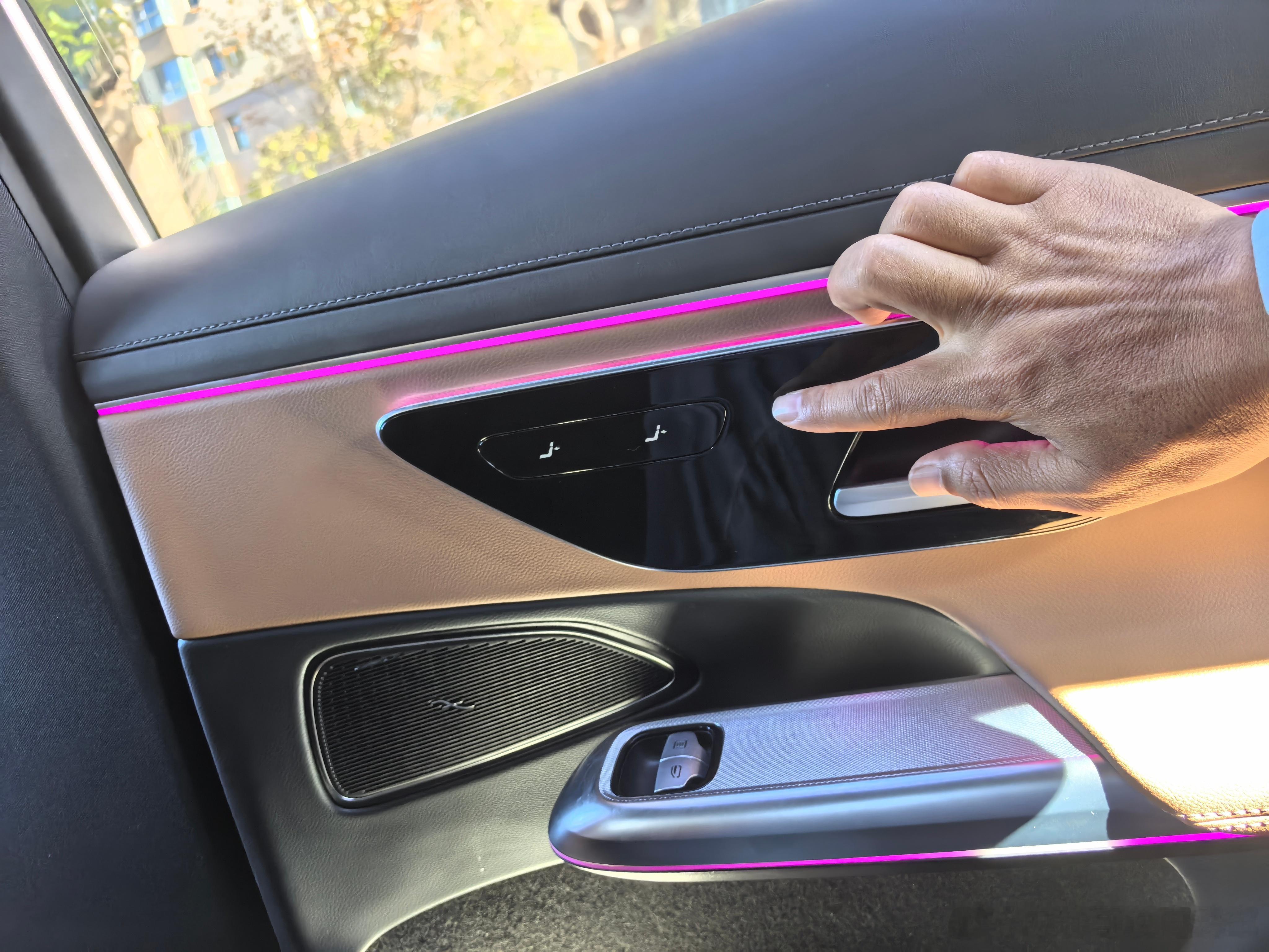 绝大部分的副驾老板键放在了副驾座椅上。奔驰E级把调节按键放到了二排门板上，这样2