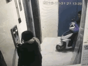 天堂有路他不走，地狱无门他闯进来，男子骑电动车撞进电梯，上一秒还理直气壮，下一秒