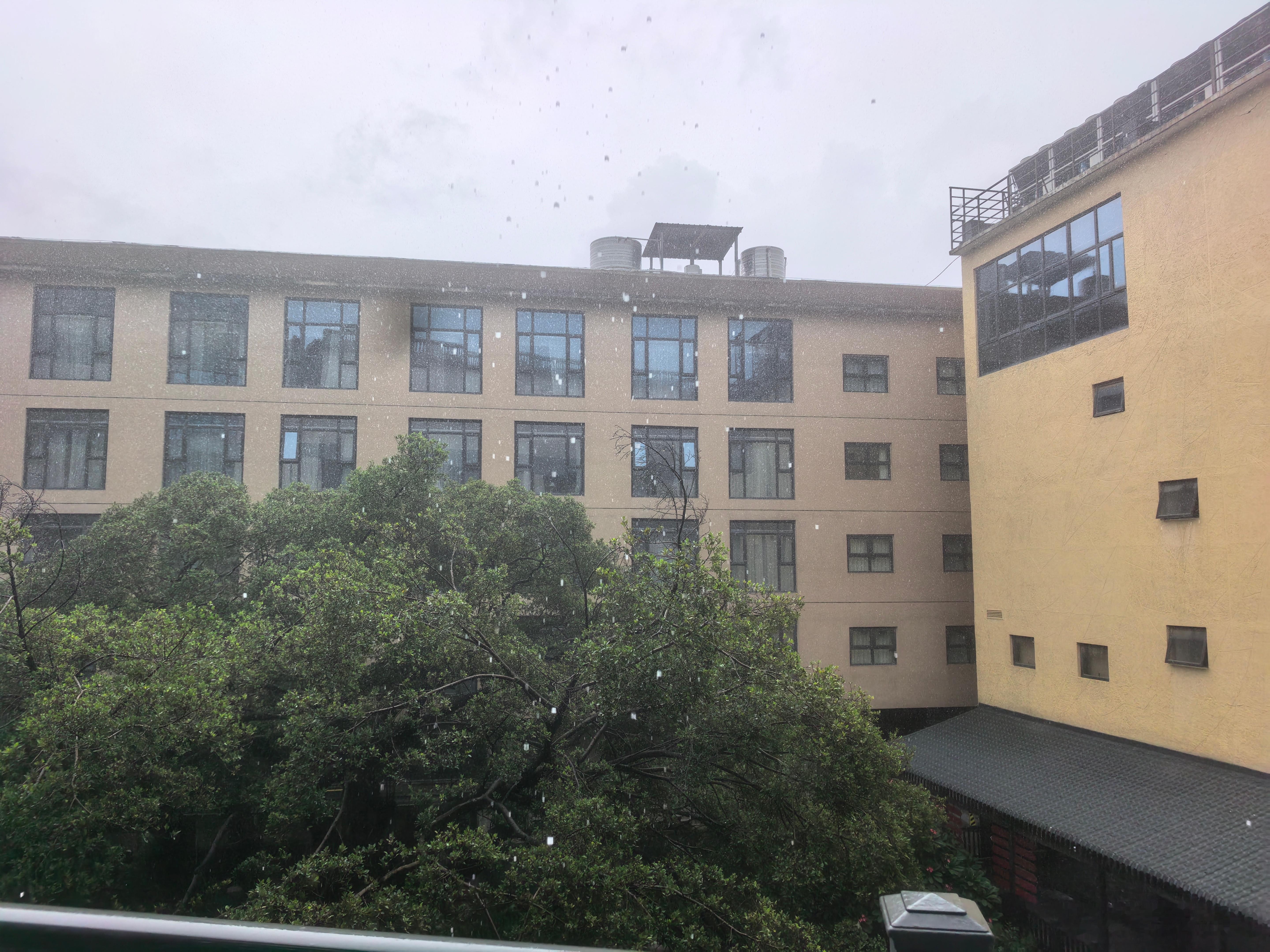 雨越下越大，这次比巴威强多了