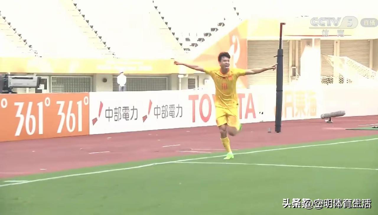 中国亚运男足4大未来之星，用好了未来必成大器。

1.王钰栋（前锋）：19岁的"