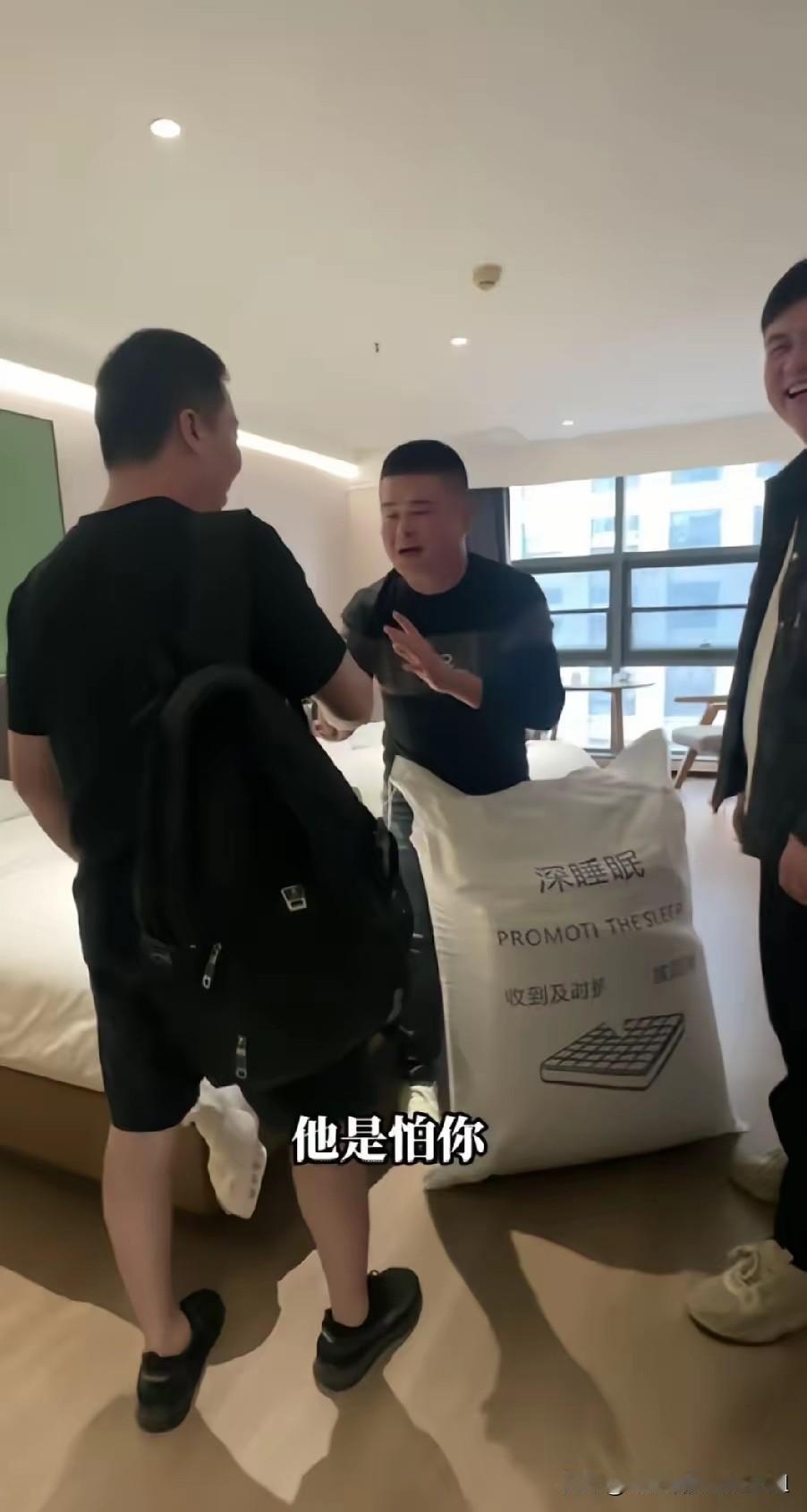 达文西嗅觉真灵敏
自从达文西从海哥视频里看到秀儿，就垂涎三尺，大老远从广东追到江