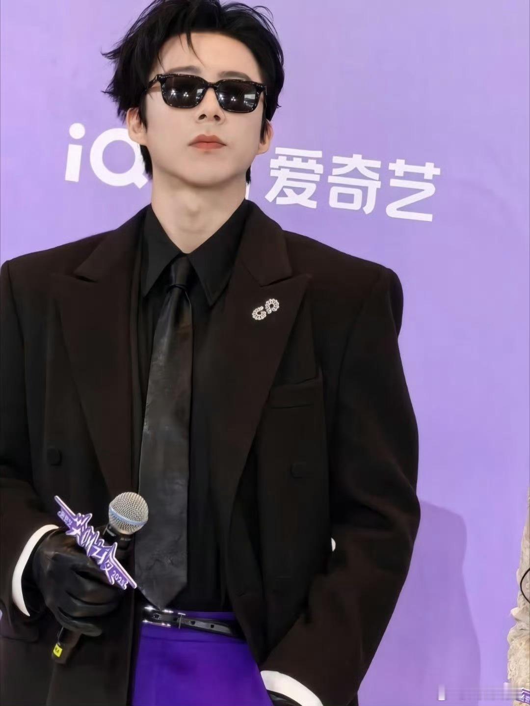 张凌赫刘宇宁颁奖张凌赫刘宇宁 两个大长腿 被俩位的长腿萌到了！张凌赫刘宇宁化身可