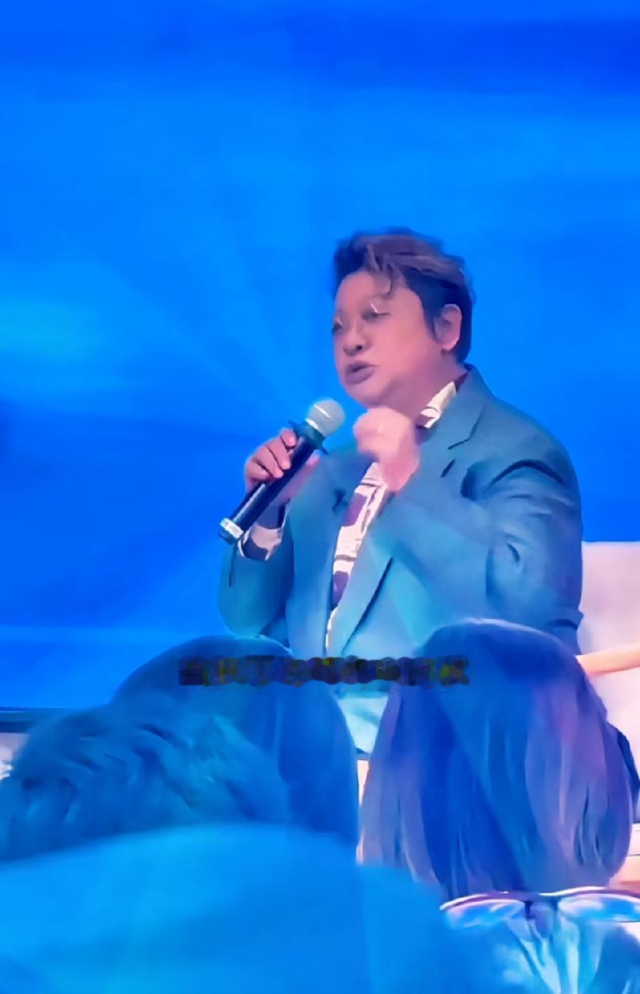 韩红：我不骂街，不代表我特么没有愤怒

韩红说自己虽然年纪大了，不爱骂街了，但她