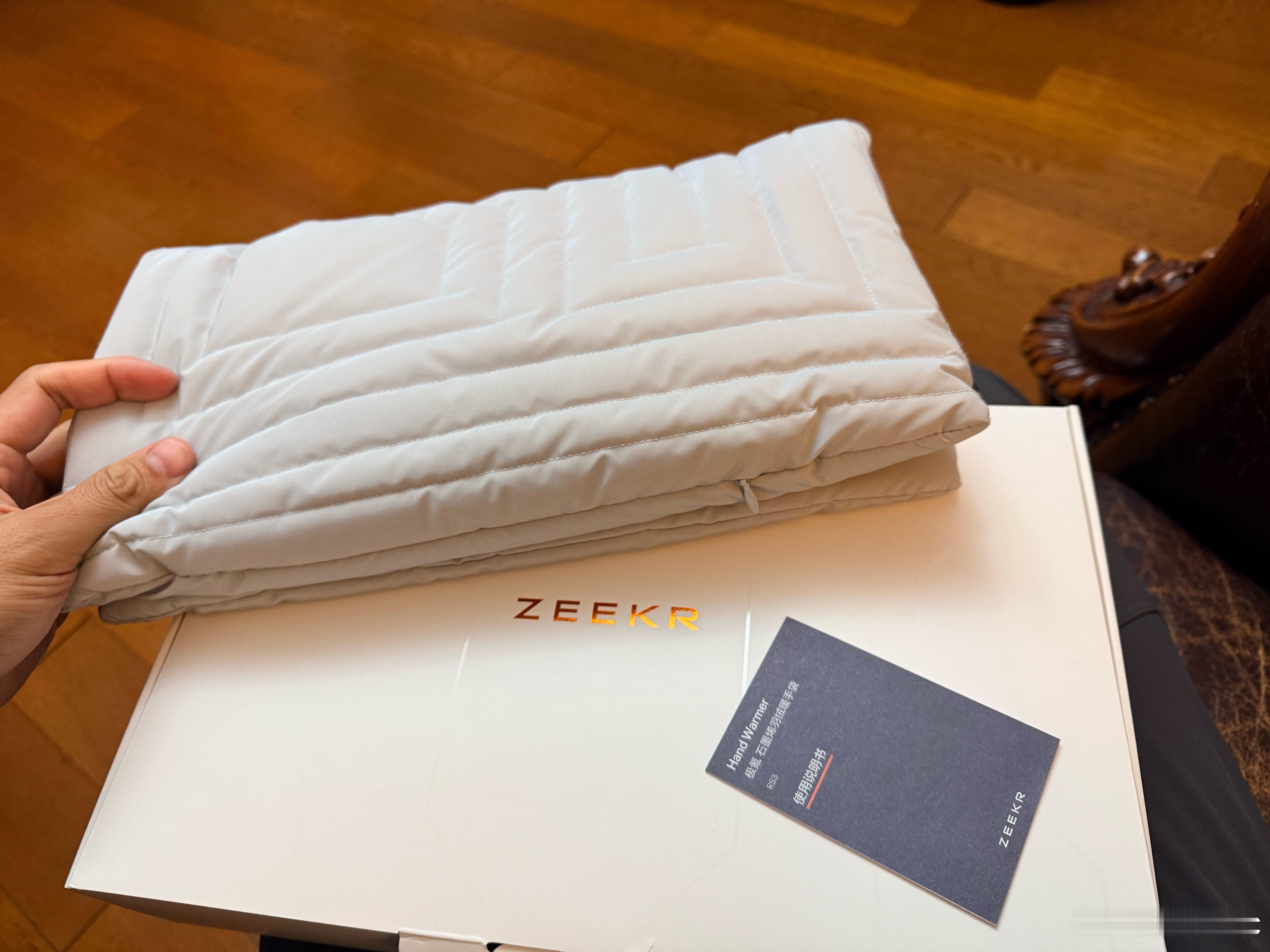 冬天来了，我这有一个全新极氪羽绒石墨烯电加热暖手袋，送给铁粉，拿去送给GF，要的