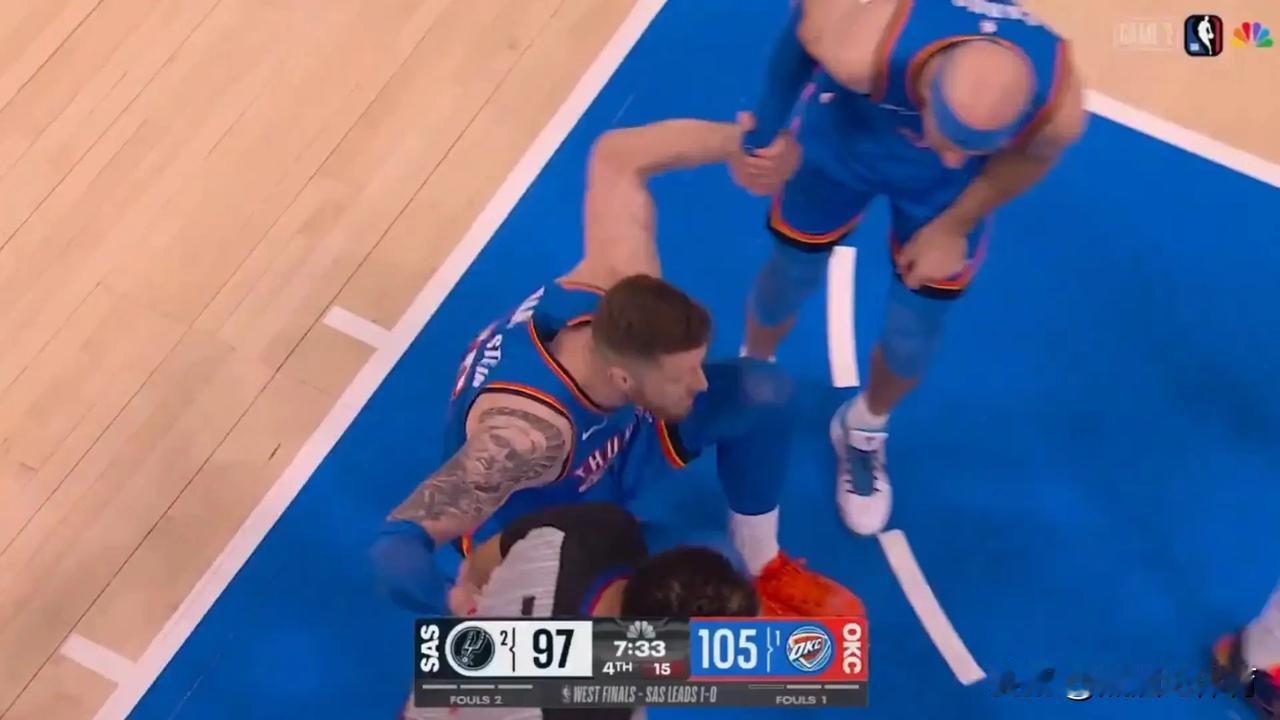 NBA吐槽大会演都不演了？直接摔倒裁判来拉？
