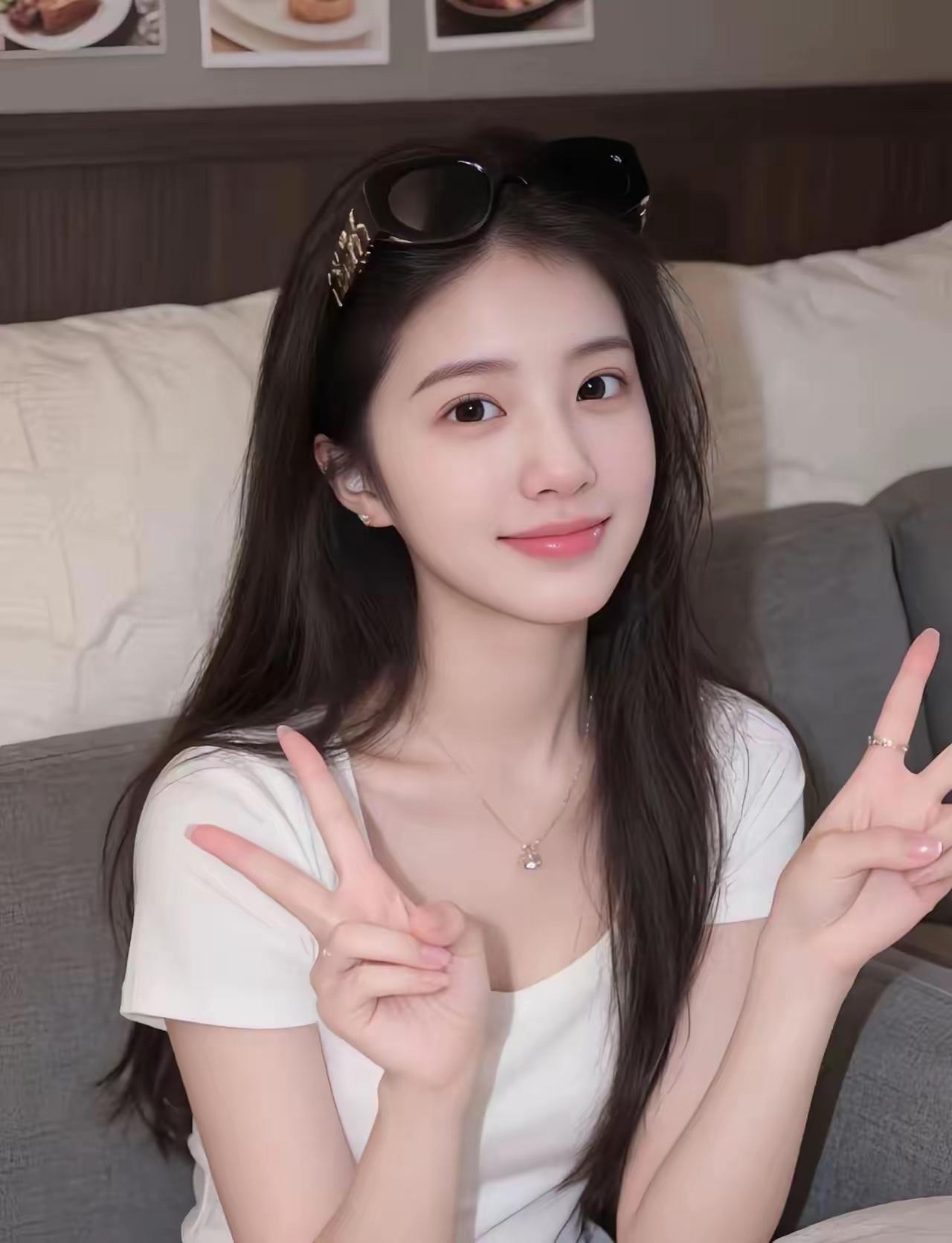 都说爱笑的女生运气一定不会差，我深以为然。我有个朋友，就是个超级爱笑的女孩。她每