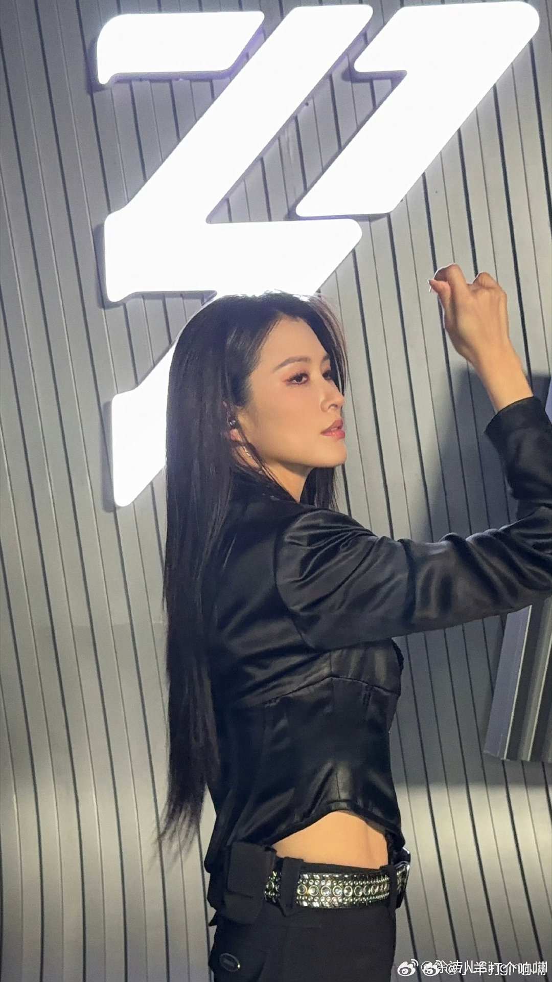 徐洁儿回应没有人亮灯明明唱跳创作全能，却遭遇冷场，太意难平了！还好有李心洁压哨亮