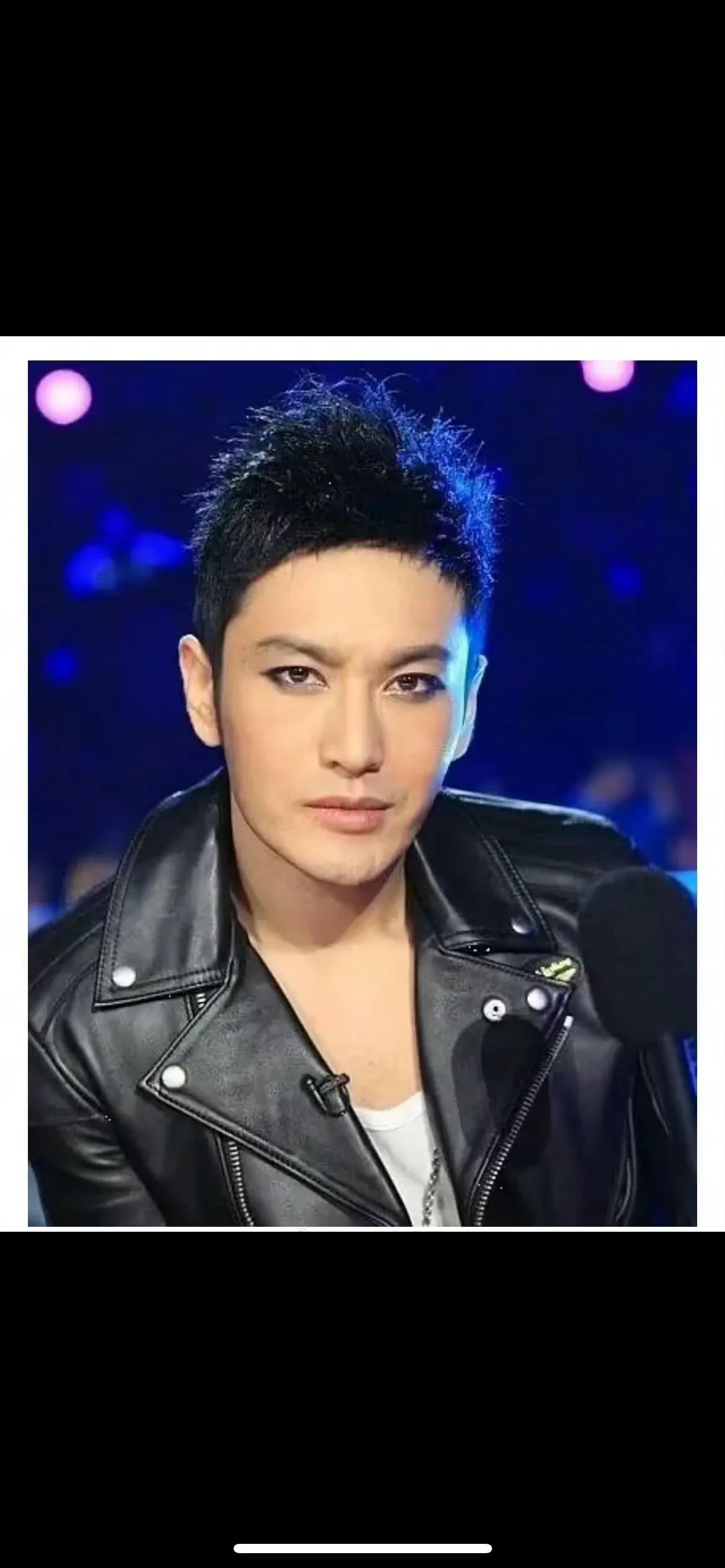 想不到吧！黄晓明当年就化过亚当的仿妆！

他戴着墨镜上来，然后墨镜一摘下面是烟熏