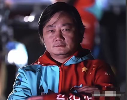 普通人创业账上没钱，八成早散伙了。张雪这哥们儿，路子野得让人发毛。2025年2月