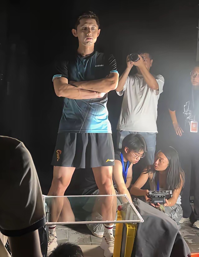 张继科就算退役，一出场就是王炸，全场的焦点，你说他帅吧，好像也没有很帅，但是就有