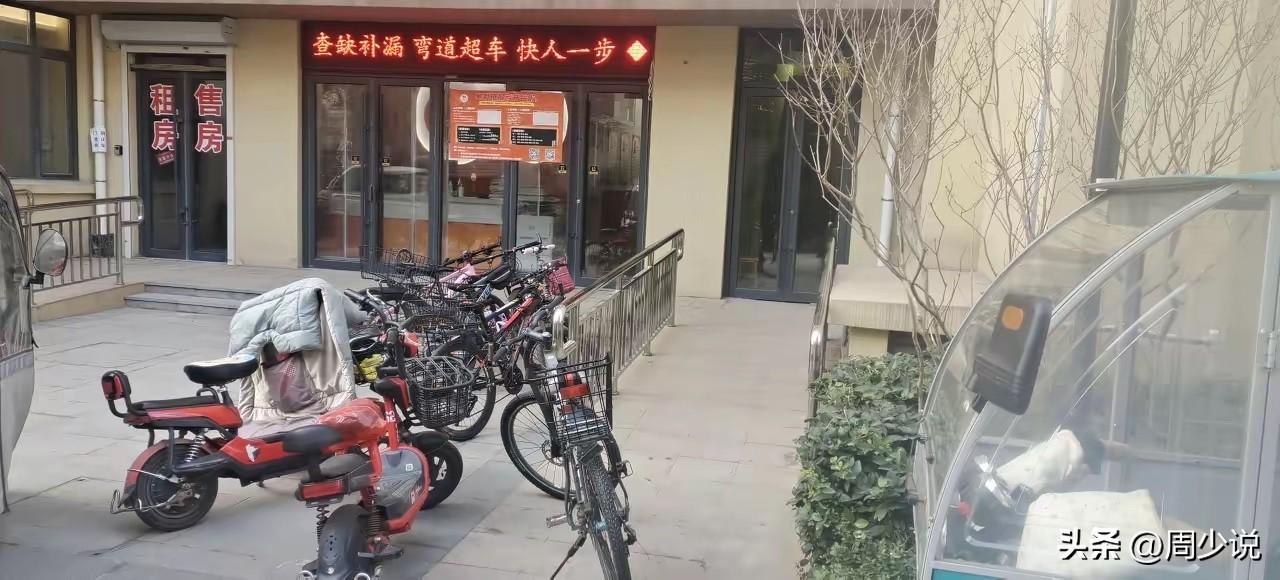 “够狠！”网友爆料：小区门口的校外辅导机构，寒假停满了电动车和自行车，几乎全是前