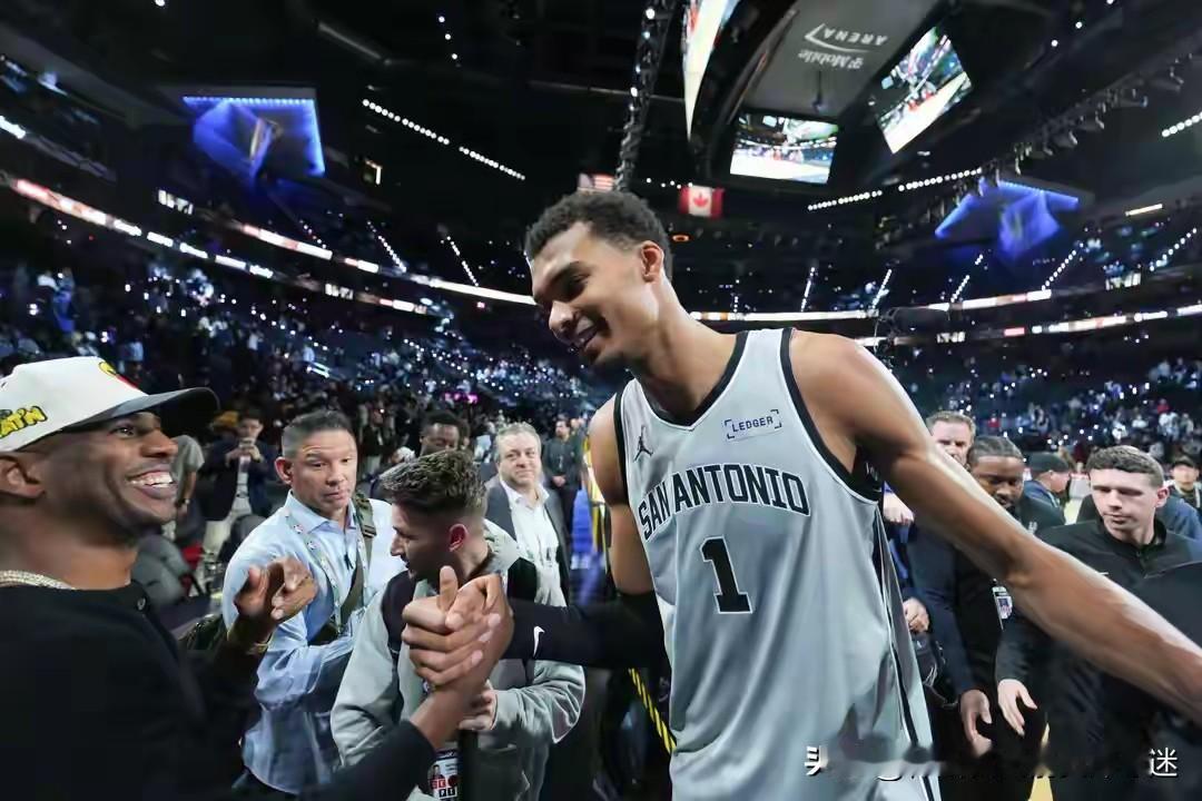 文班亚马与克里斯.保罗窃窃私语，估计两人再说文宝，你一定要为我报仇，下次逮住快船