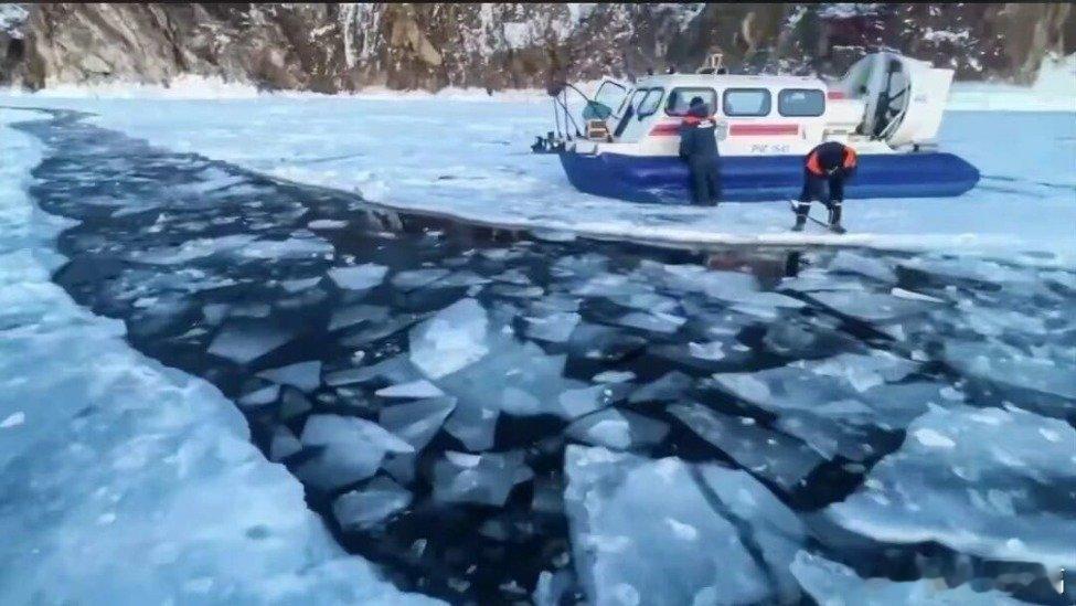 凤凰新闻【7名中国游客贝加尔湖遇难，目击者称冰面下方有裂缝，总领馆回应】极目新闻
