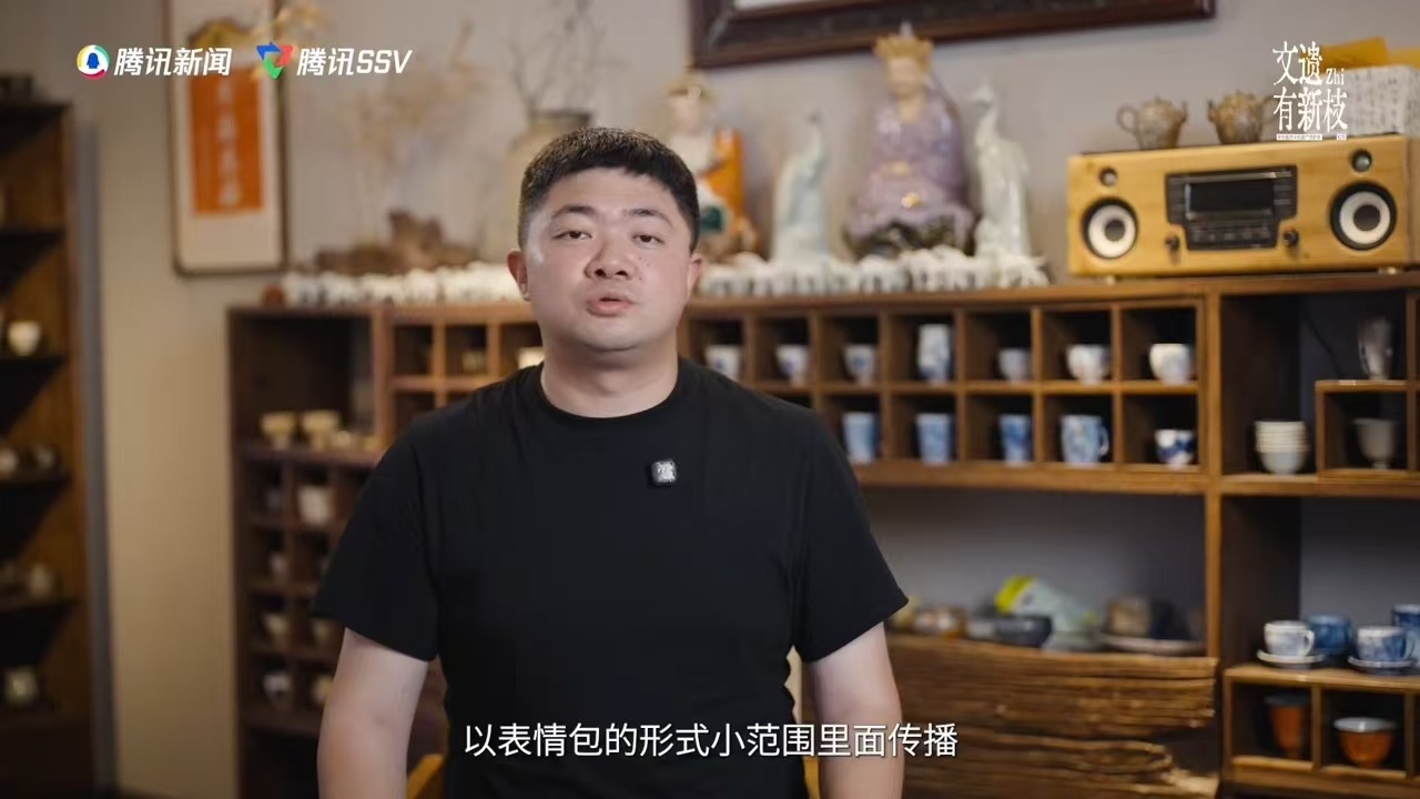 景德镇瓷雕传承人谈无语佛走红庄重展柜之内是沉淀历史的文物，社交平台之上是大家的情
