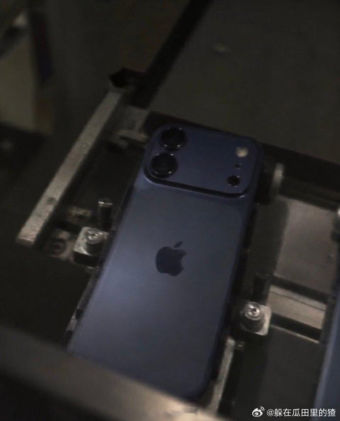 iPhone 18谍照曝光[不愧是你]白色、粉色、深蓝色目前三个颜色曝光背面采用