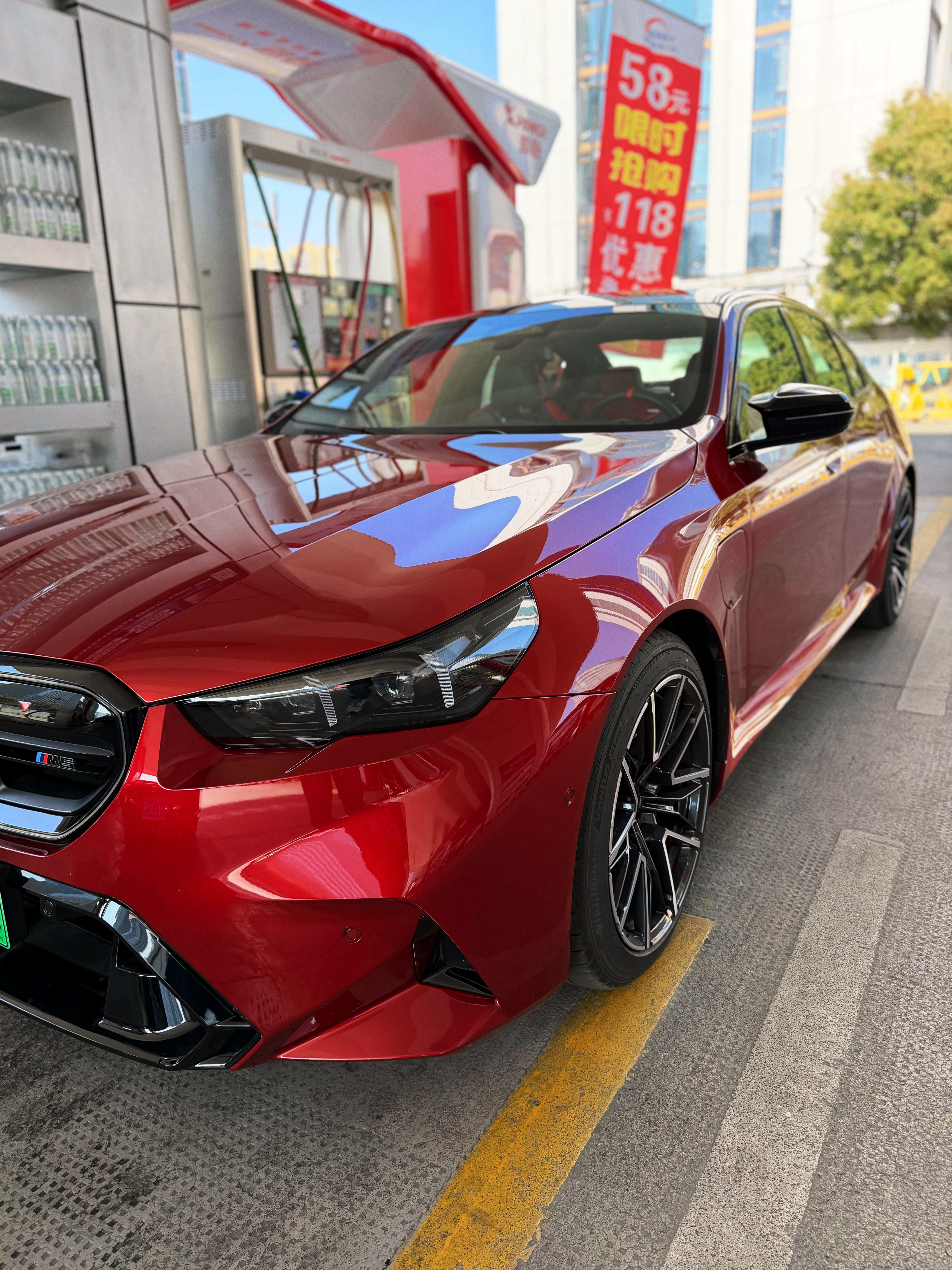 在赛道之外，体验下宝马G90 M5 到加油站，阿姨 加300。结果阿姨忘设置了，