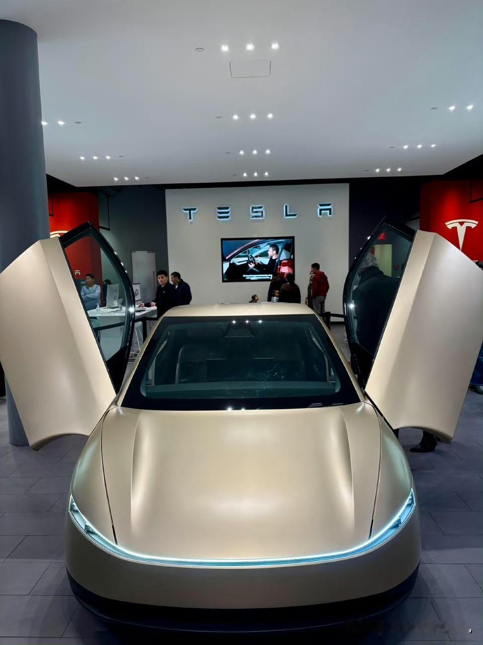 约合人民币21.7万，买全自动无人驾驶车，特斯拉还是太超前了。
实车在上海进博会