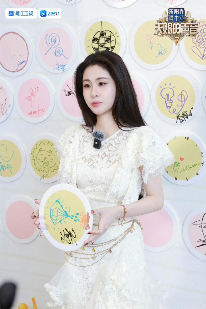 张碧晨自画像冰水火三合一 冰块烤着火化作水——张碧晨这个自画像概念也太绝了！凛冽