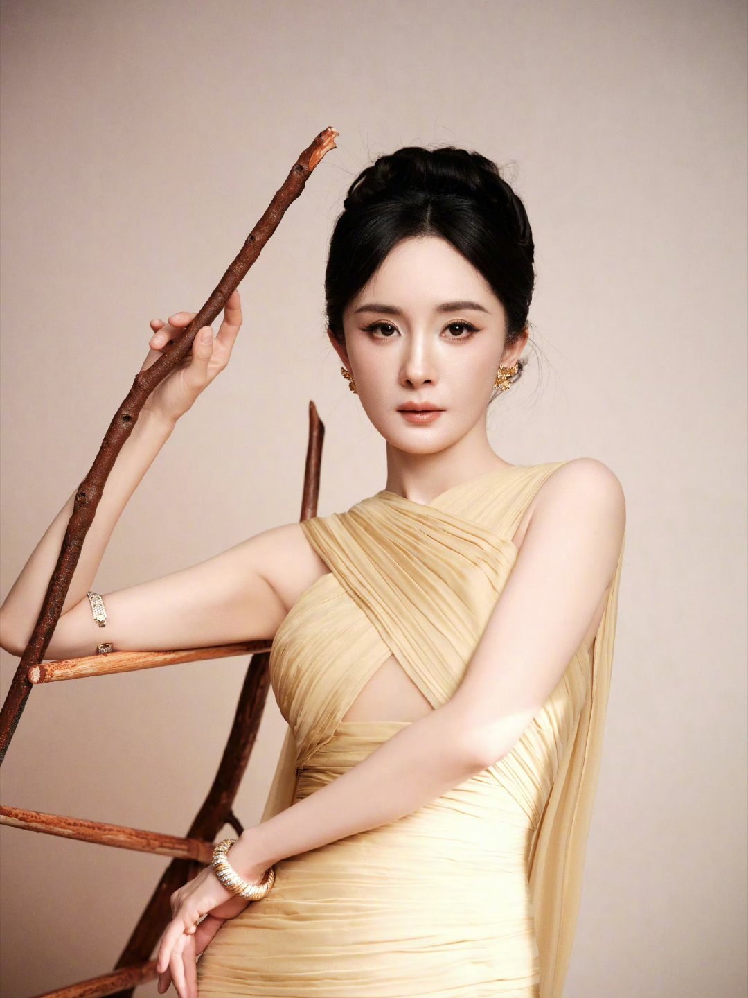 杨幂携手生万物剧组压轴杨幂生万物剧组尖叫之夜红毯压轴爆剧女王是这样的正确的，客观