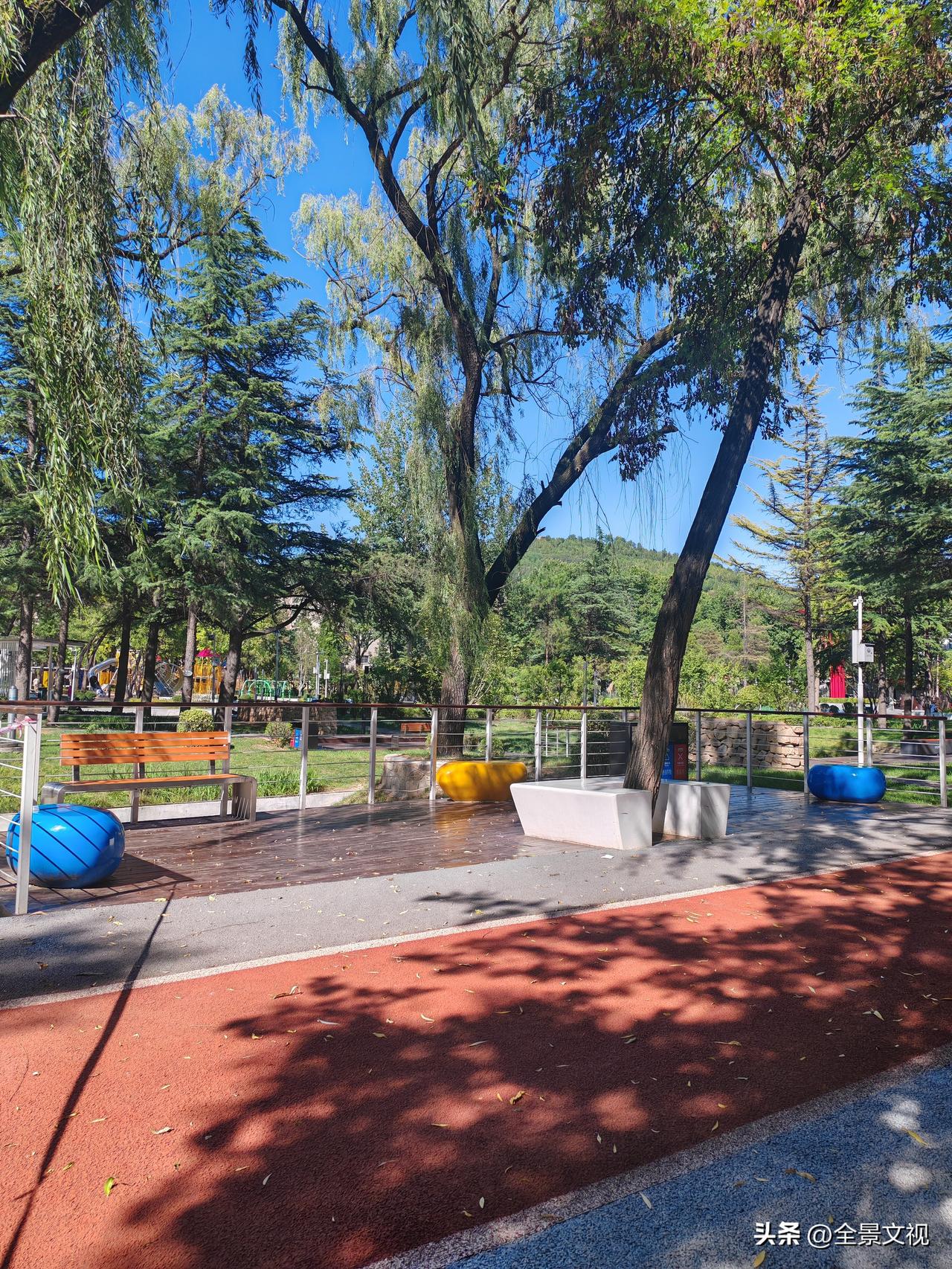 昨天在铜川印台区重兴公园练琴，正值中午三点多天气正热，公园没有多少游人，只有三五
