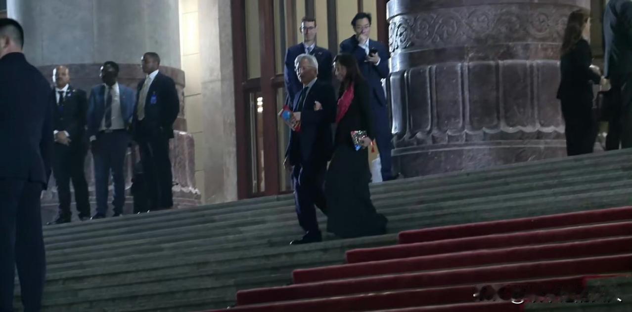 分享图片！
第一张我看到了老黄——黄仁勋？
其他两张我也没看到马斯克，不知道昨晚