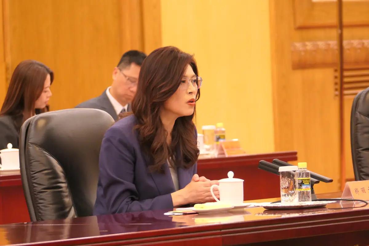 就在刚刚，
中国国民党主席郑丽文发表声明，

4月9日上午，郑丽文站在上海洋山港