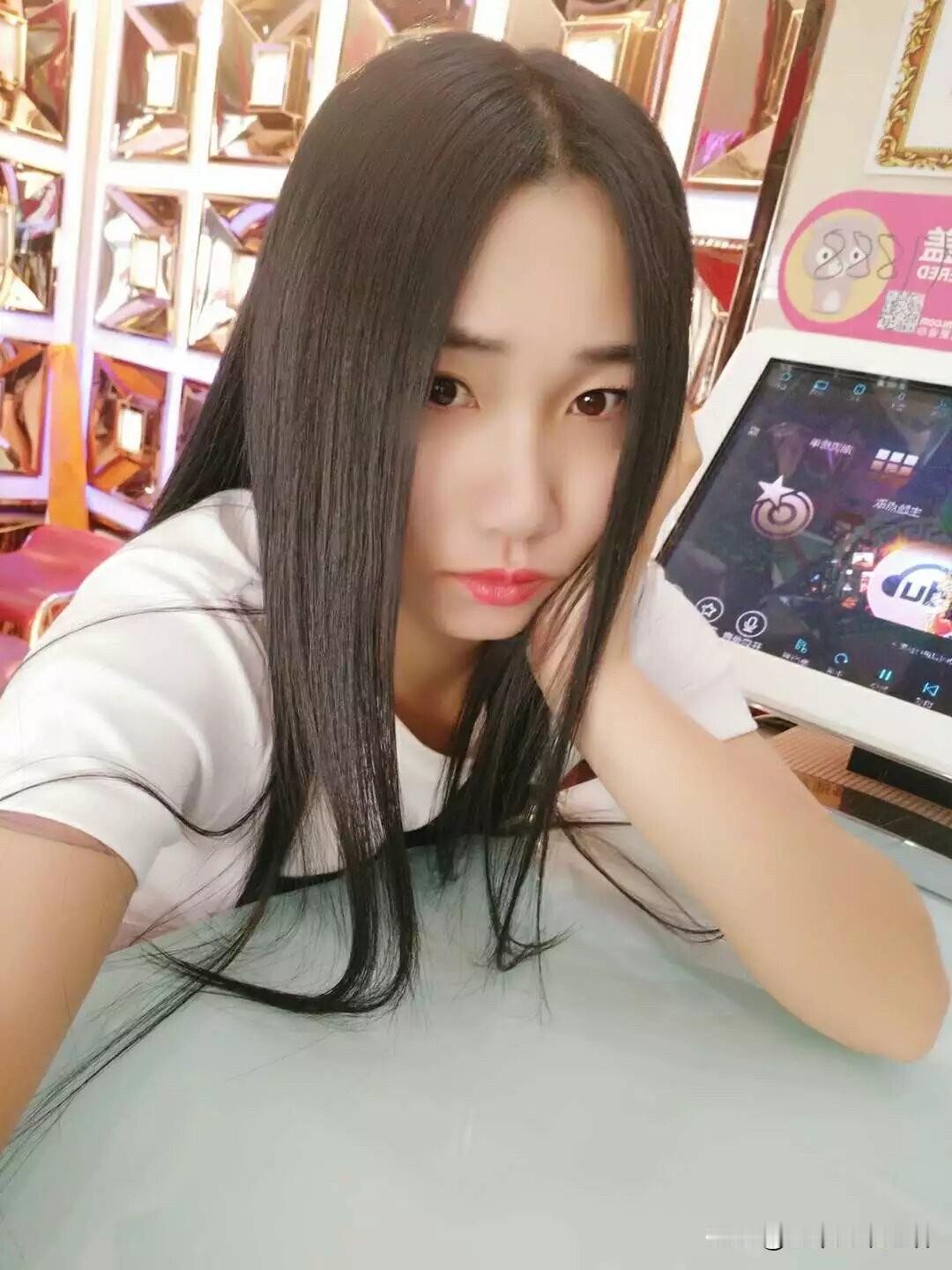 @🍀洋洋: 微信无人闲聊，电话无人问津，游戏一窍不通，逛街孤身一人，手机翻来覆