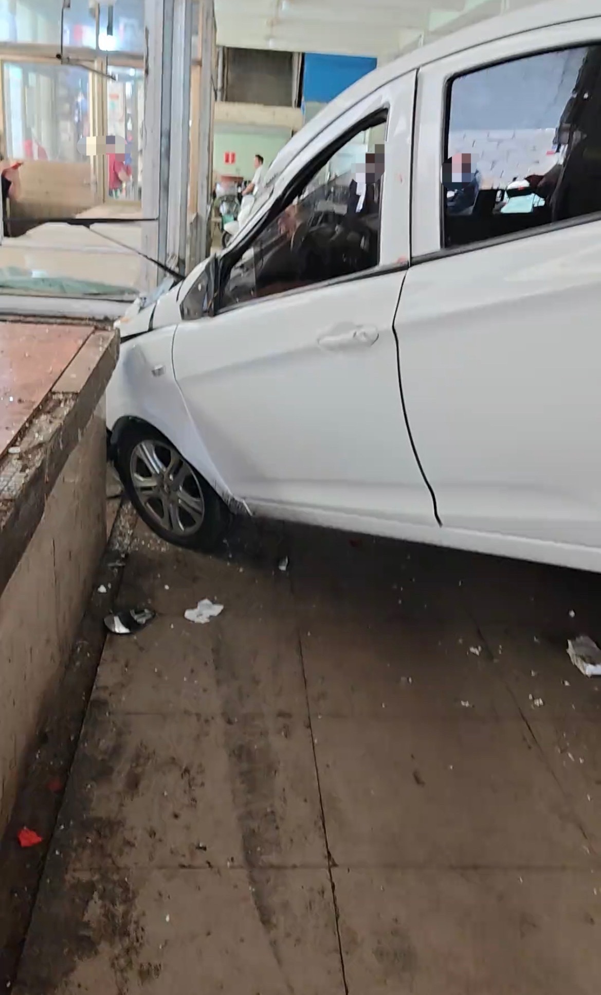 【贵港某丰市场新能源小车冲进猪肉行】4月26日，广西贵港一辆白色的新能源小轿车冲