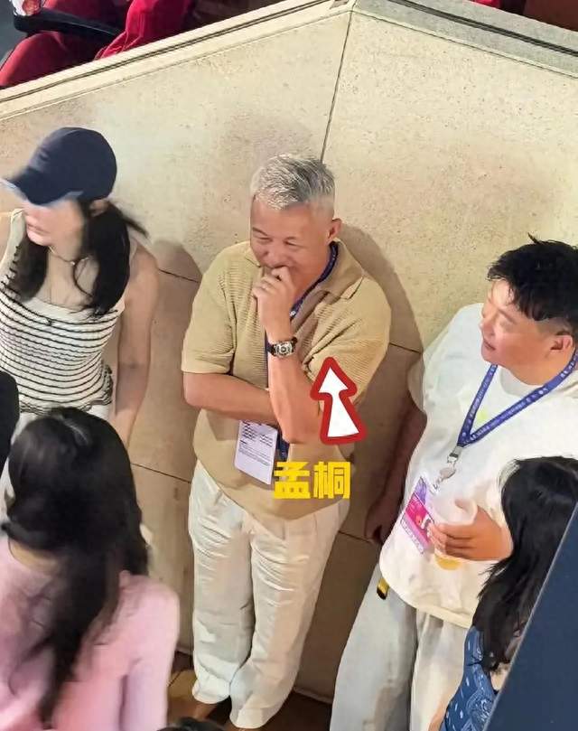 那英演唱会最意外的画面：她老公头发花白藏在后台，连热搜都没上