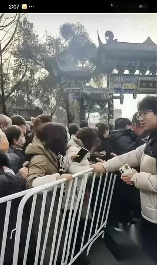 成都腊八粥领出“野性”？

大爷大妈拆铁围栏抢粥

成都文殊院腊八施粥现场惊到我