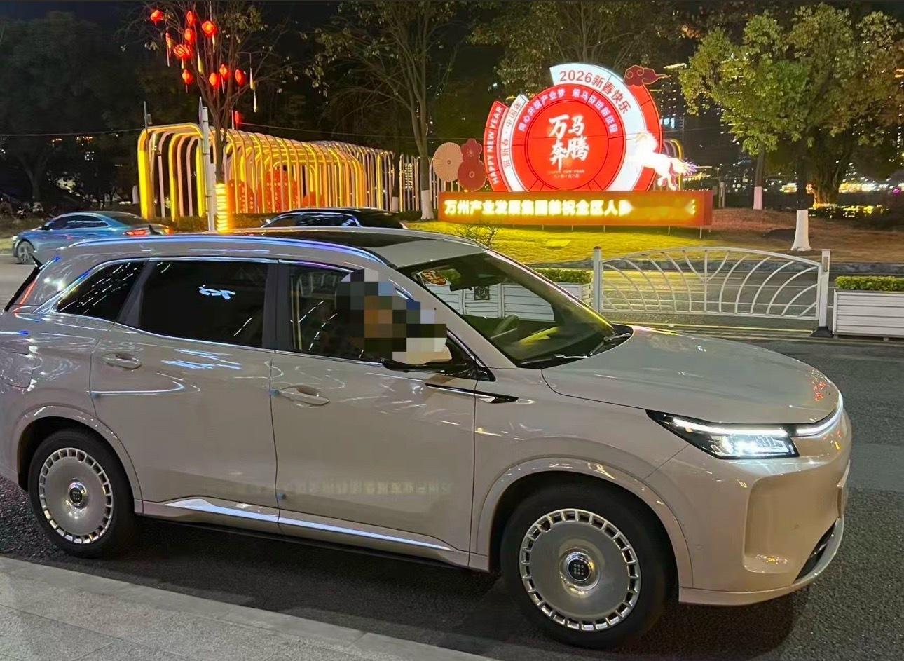 这是一台SUV，扶手箱里有泡茶养生壶，后备箱装俩电磁炉，甚至还可以洗澡，确实只差