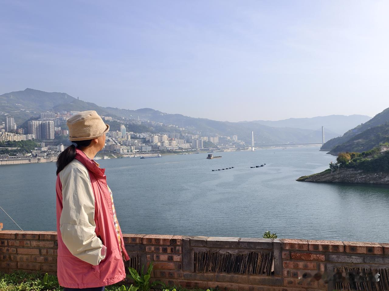 老俩口2026年春季床车自驾游，从南京到重庆途中第六天。

继续沿着长江岸边翻