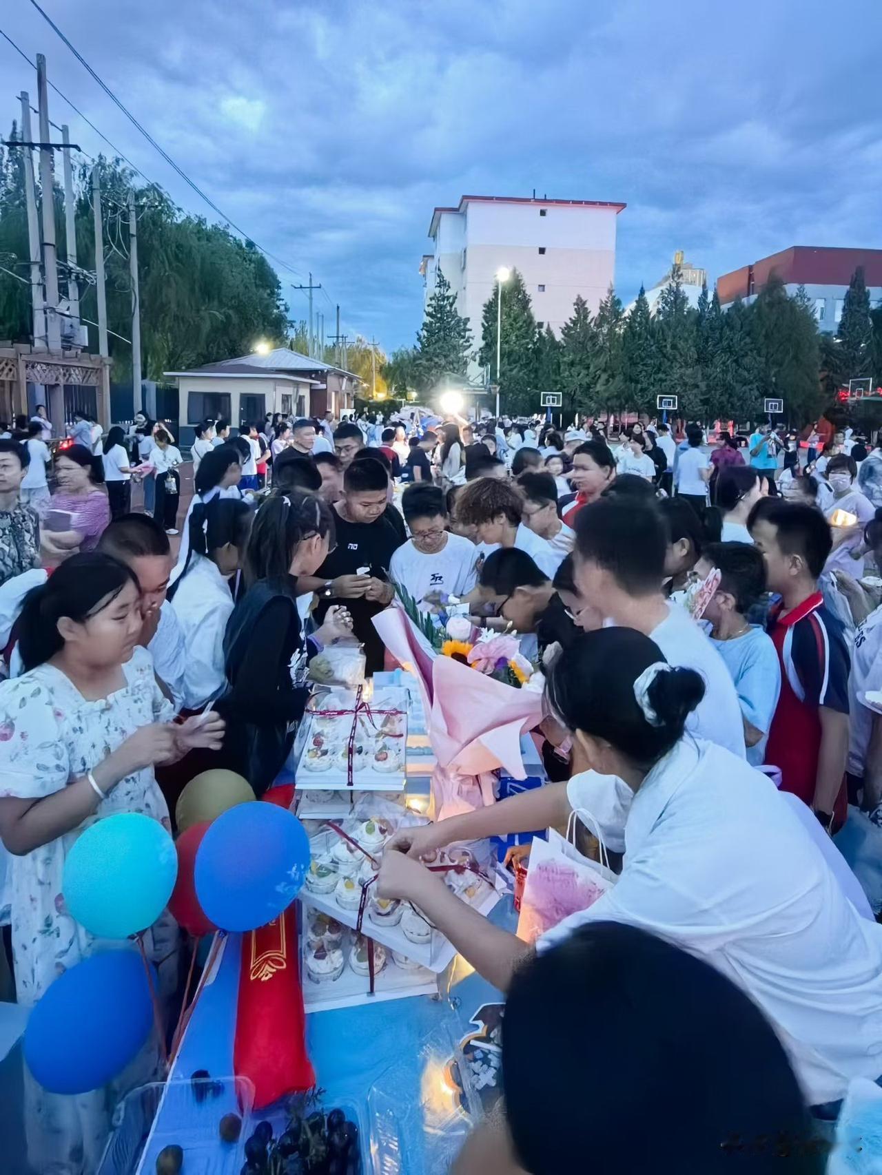 记录我的2026红毯、鲜花与欢声笑语，见证孩子小学圆满落幕。舞台上小小主持从容大