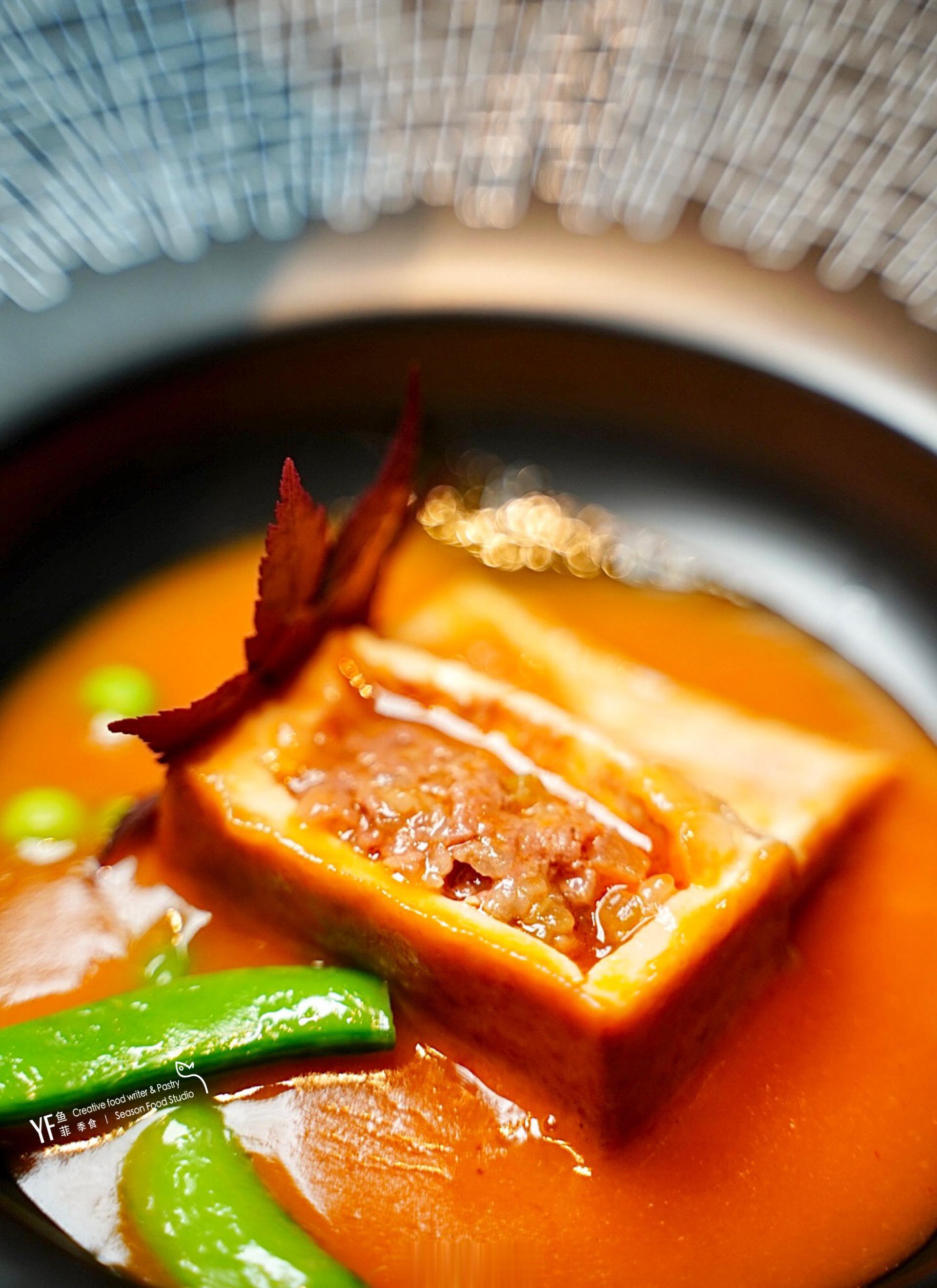 前滩许久不来，又开了不少新店，这家餐厅听说菜品由淮扬菜大师周晓燕大师坐镇监制。一