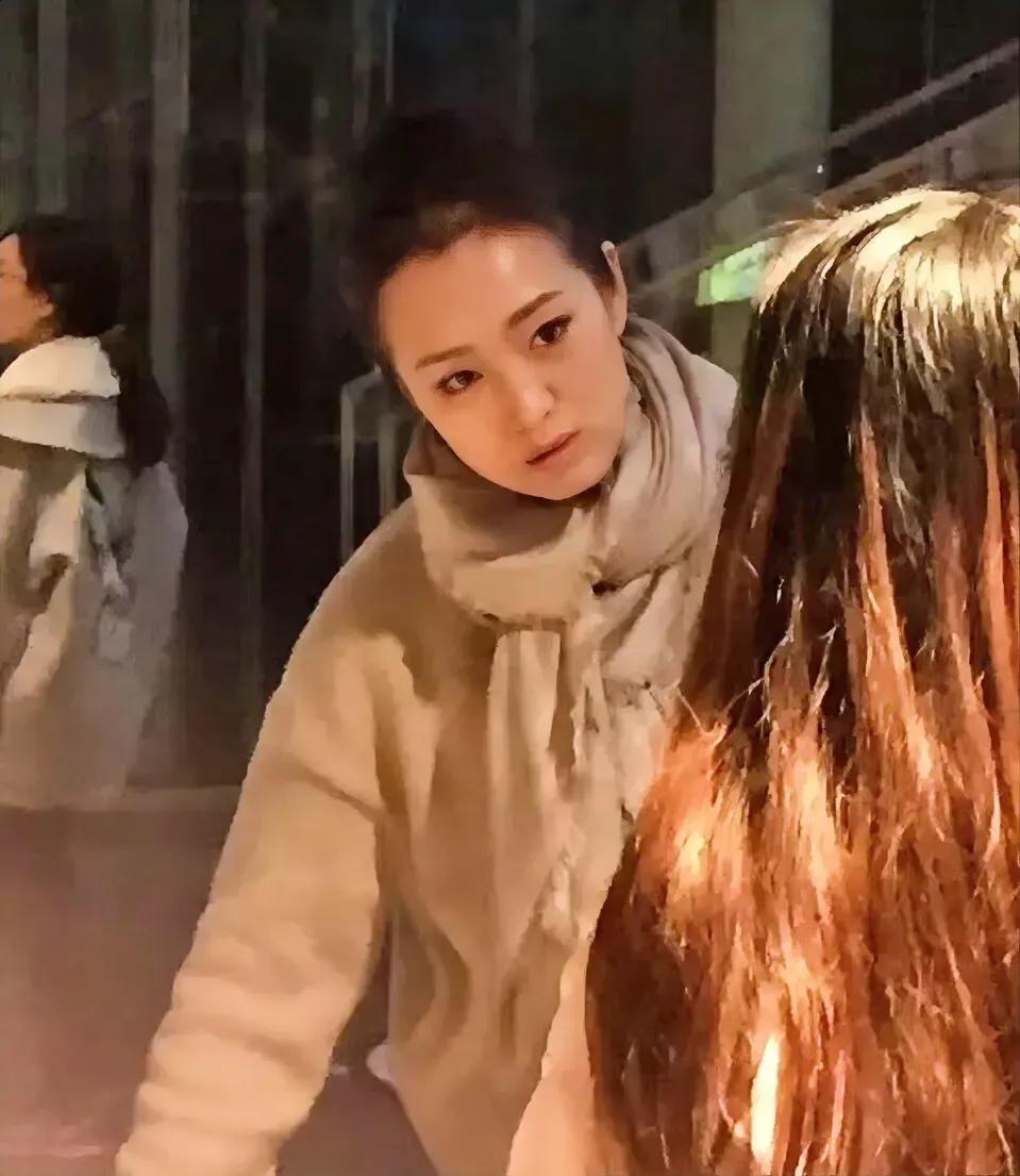 巩俐57岁了吧，生图也太年轻了，皮肤紧致没有细纹、也没有法令纹，真实大气又抗老！