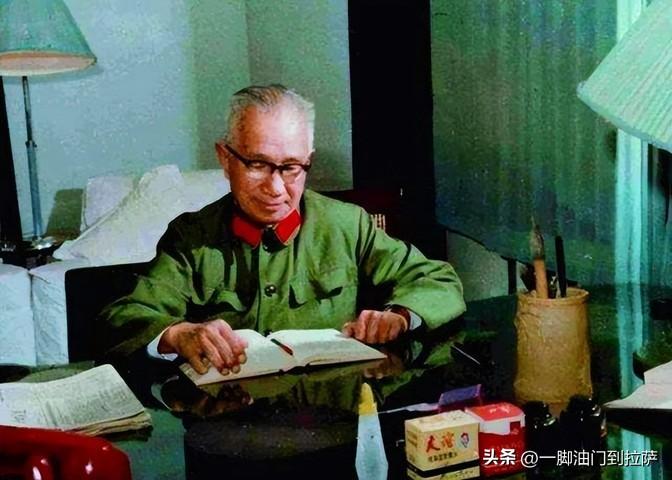 1979年10月，武汉军区司令王必成中将正在查阅文件，秘书急匆匆跑进门，报告：“