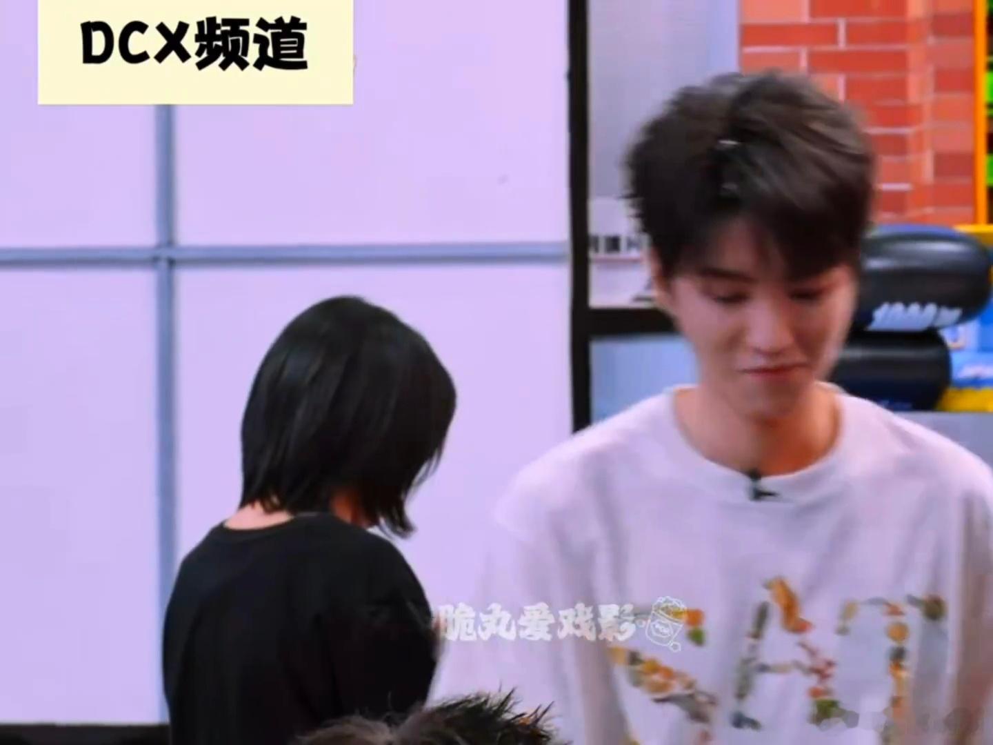 丁程鑫见到王俊凯一秒坐直细节里全是独属于凯鑫的氛围感，丁程鑫瞥见王俊凯下意识坐直