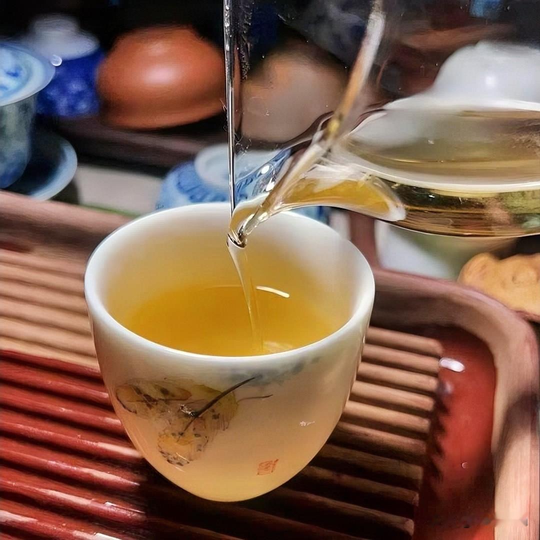 加班时胡乱泡的那杯茶，不过几片叶子一杯水，解了渴便搁在一旁，廉价得像手边任何一样