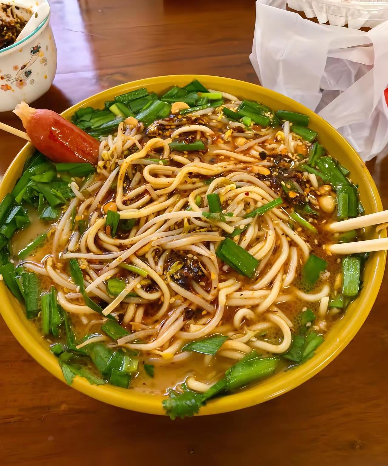 有人说这是热干面，真的吗？我还以为是啥酸汤粉呢？[捂脸]