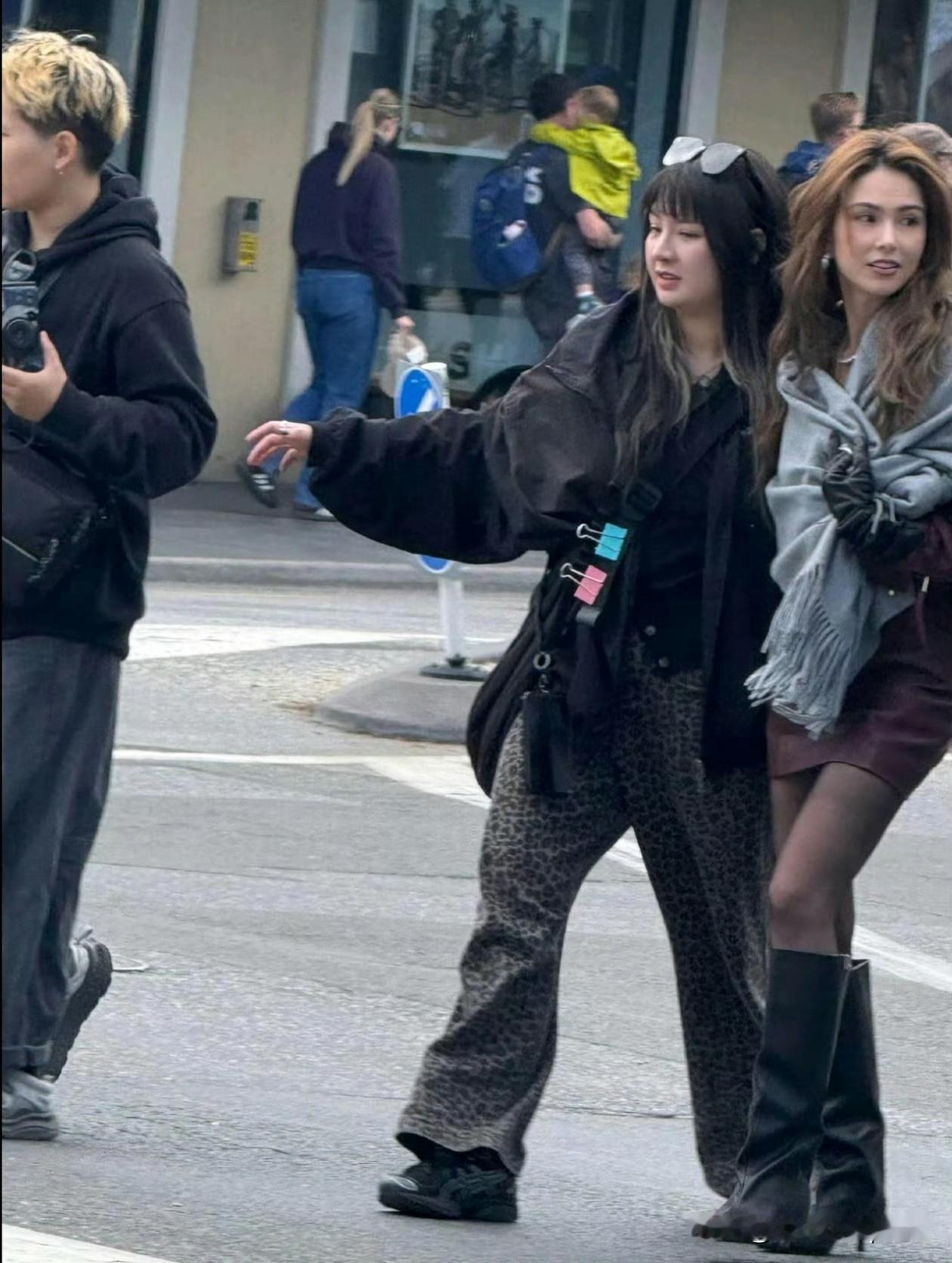 路人镜头下的昆凌还是挺好看的！
昆凌这混血感十足，五官立体又精致，有点像真人版洋