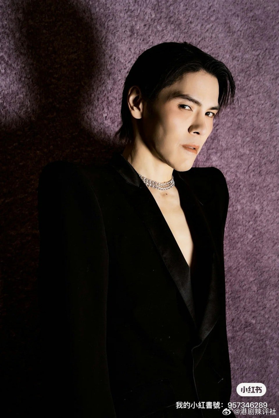 現年72歲的八両金（葉競生）90年代憑招牌冬菇頭及獨特外貌獲周星馳賞識，參演過《