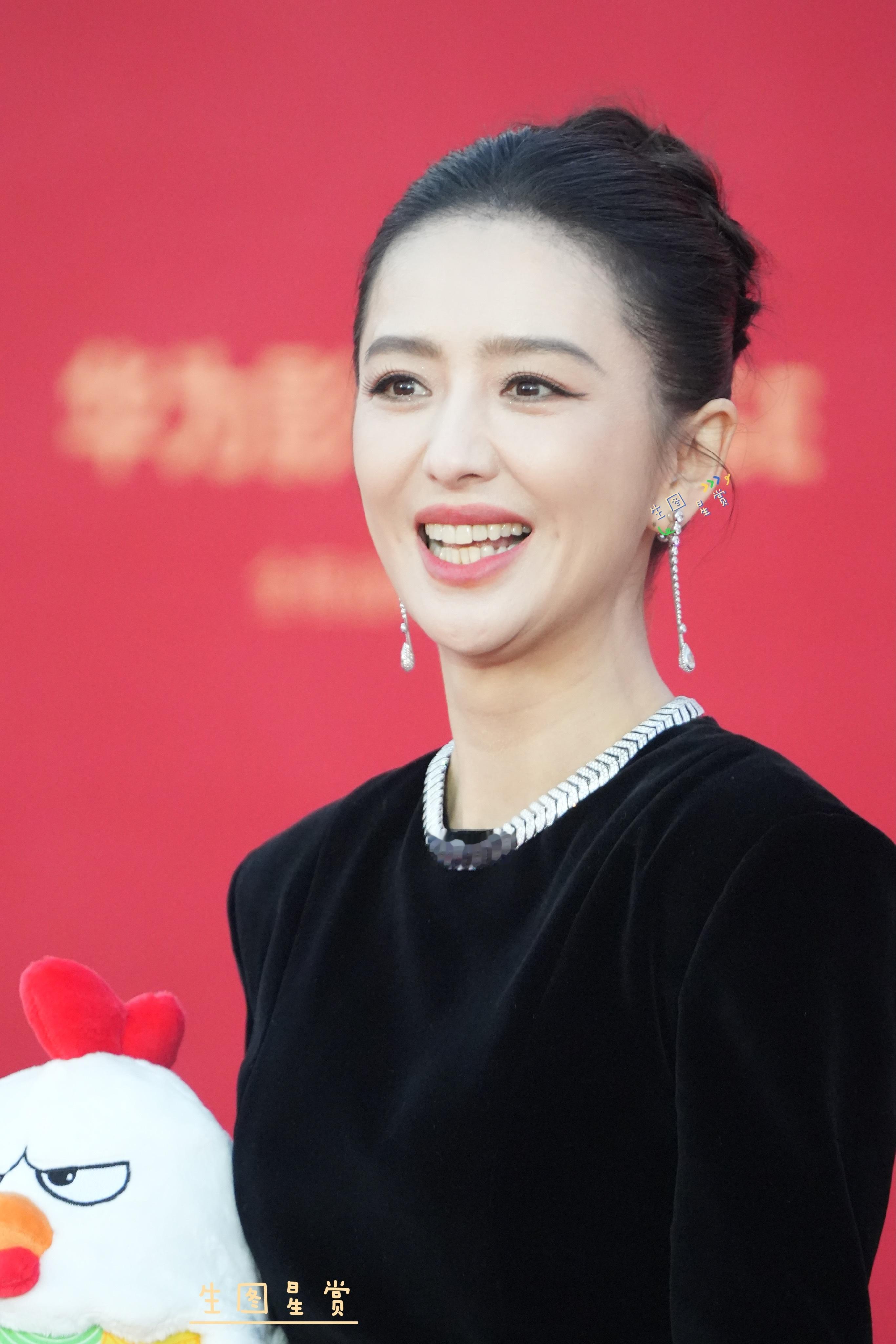 佟丽娅金鸡奖闭幕红毯盘发妆造清爽养眼🖤🌸