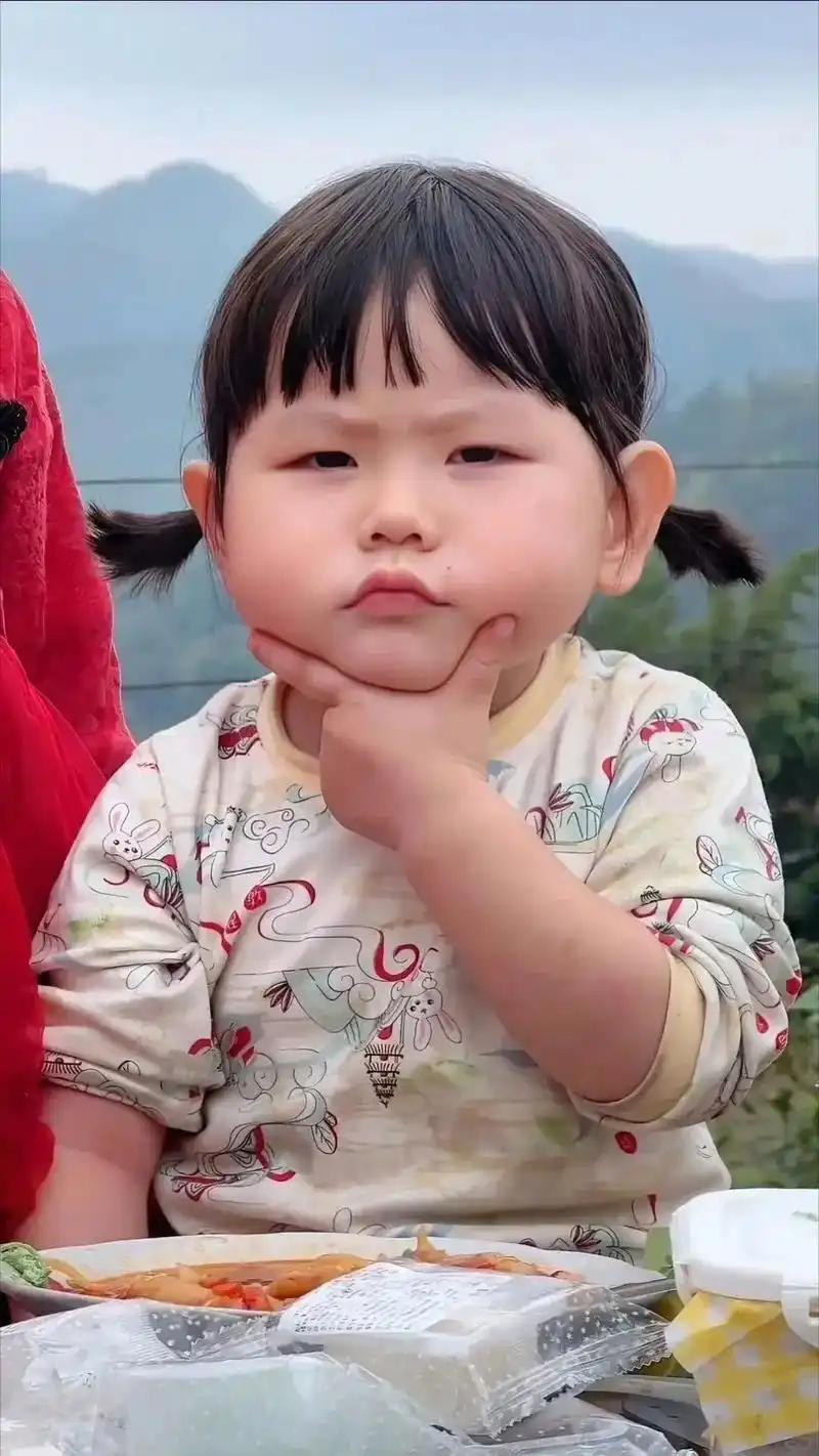 被千万网友当“电子女儿”宠着的瑶一瑶，终究还是被父母亲手毁了。为了补个镜头，亲生